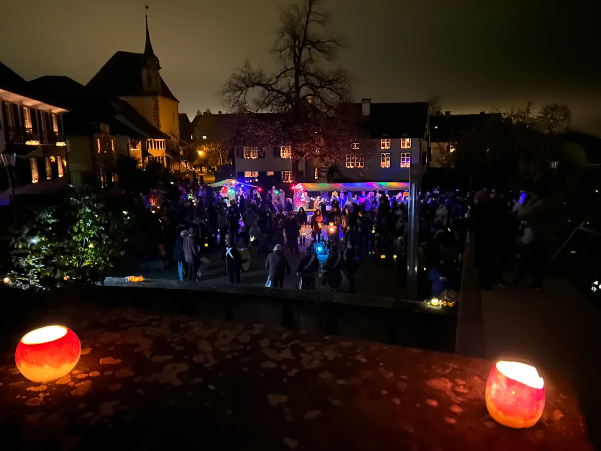Greifensee erleuchtet von den Räben.